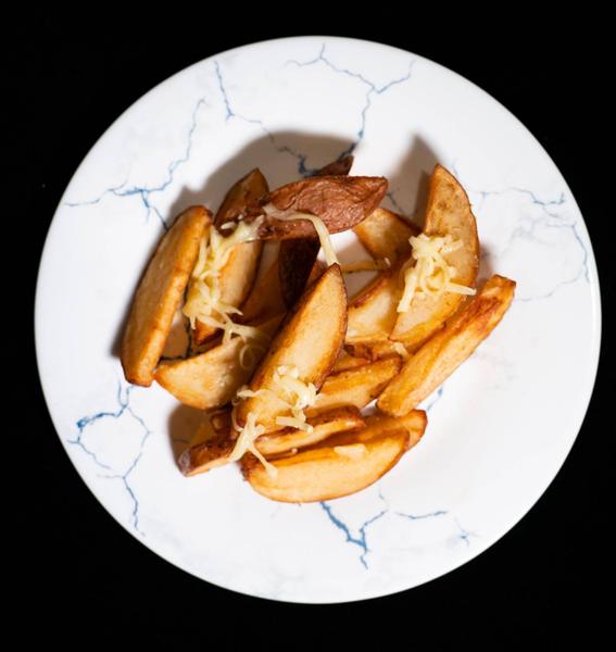 Cartofi wedges cu parmezan & sos la alegere